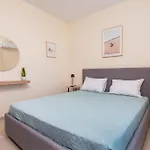 Comfort - 3 Min Walk To & Town - Iii Apartman *